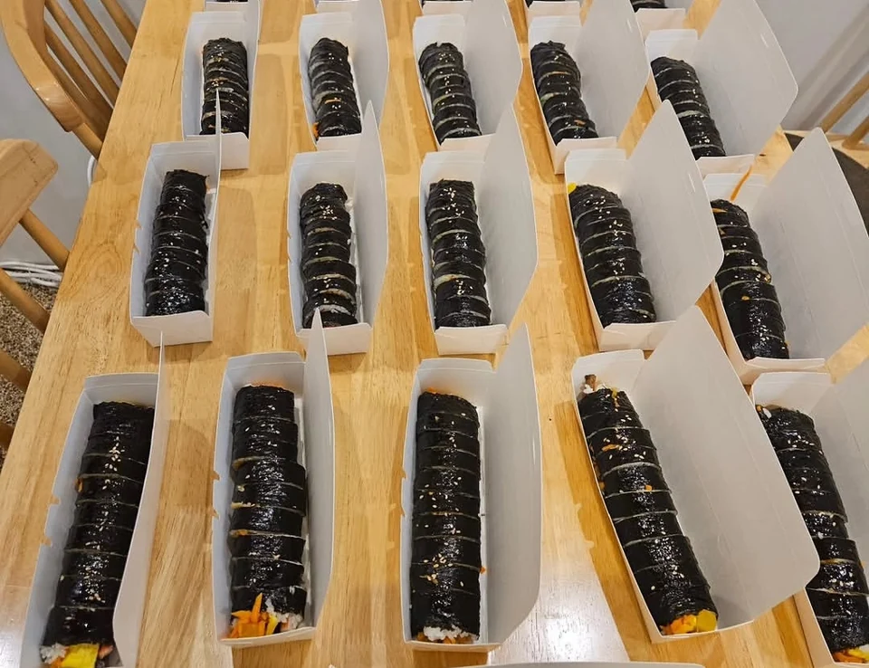 테이블 위에 한 줄씩 포장해 놓은 김밥