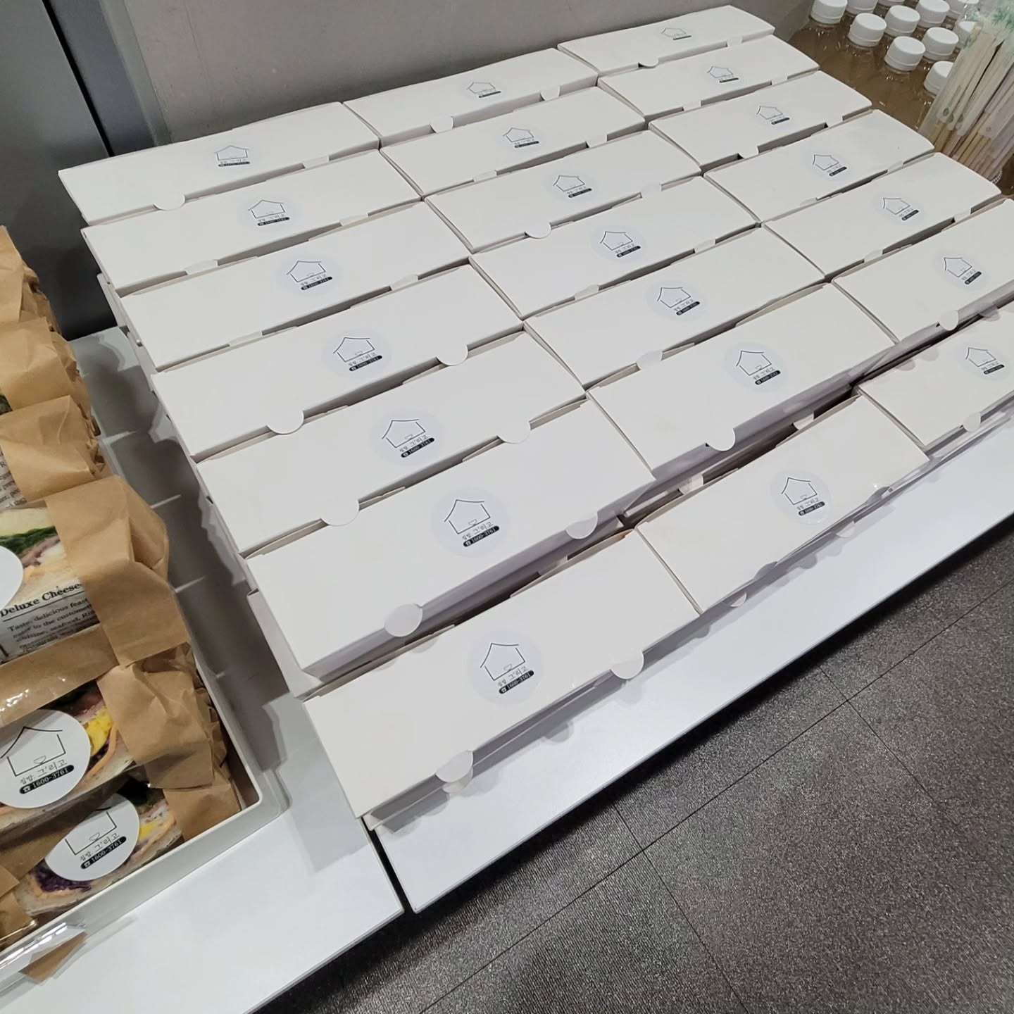 행사용 김밥을 흰 상자에 개별 포장해 테이블에 준비한 모습